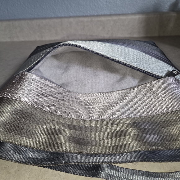 Harveys Original Seatbelt streamline medium cross-body bag neutral colors - Picture 3 of 13